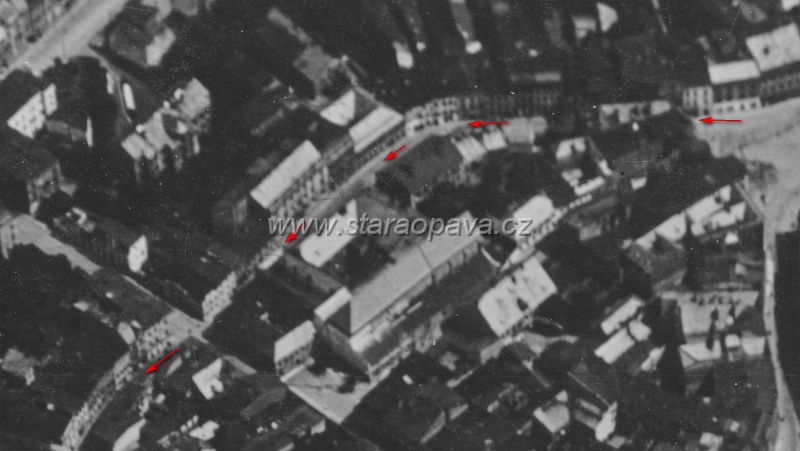 solna (4).jpg - Letecký snímek na Solnou ulici a okolí. Ulice je vyznačena šipkami od Dolního náměstí, které je na tomto snímku vpravo. Fotografie z roku 1922.